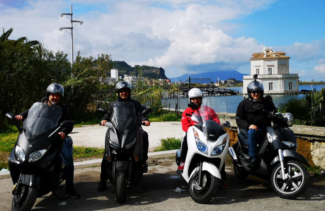 Dal presente al passato in scooter tra Arco Felice, Baia e Bacoli